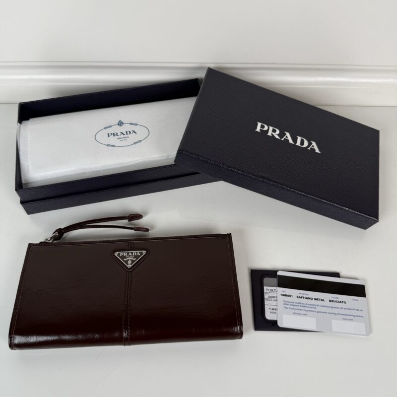 PRADA P家➡️男女通用小袋包 三角形金属徽标 型号：1MB051