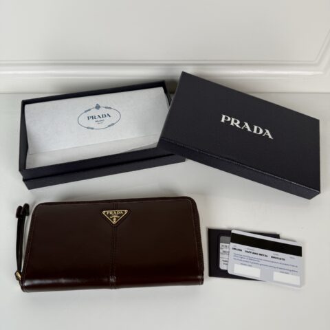 PRADA P家➡️男士/女士拉链包黑色油腊皮，三角银色五金标，型号2ML059
