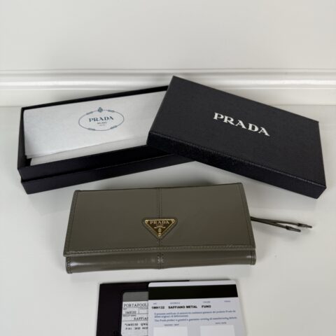 PRADA P家➡️女士翻盖皮夹，型号1MH132，灰色，进口油腊牛皮