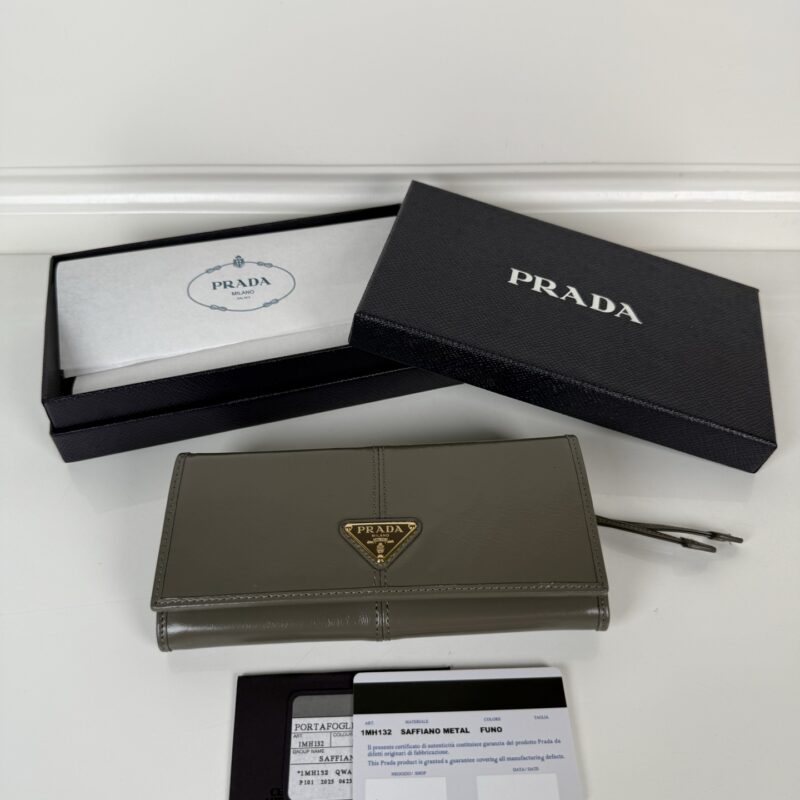 PRADA P家➡️女士翻盖皮夹，型号1MH132，灰色，进口油腊牛皮
