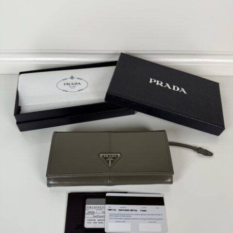 PRADA P家➡️女士翻盖皮夹，型号1MH132，灰色，进口油腊牛皮