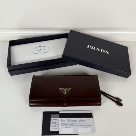 PRADA P家➡️女士翻盖皮夹，型号1MH132，波尔多红色，进口油腊牛皮