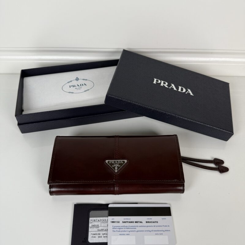 PRADA P家➡️女士翻盖皮夹，型号1MH132，波尔多红色，进口油腊牛皮