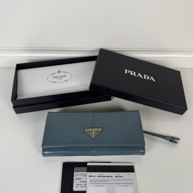 PRADA P家➡️女士翻盖皮夹，型号1MH132，蓝色，进口油腊牛皮