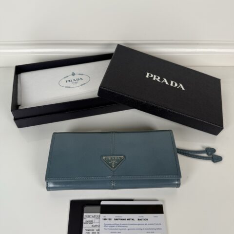 PRADA P家➡️女士翻盖皮夹，型号1MH132，蓝色，进口油腊牛皮