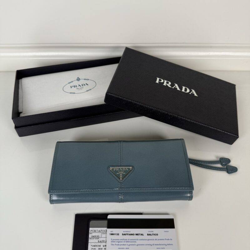 PRADA P家➡️女士翻盖皮夹，型号1MH132，蓝色，进口油腊牛皮