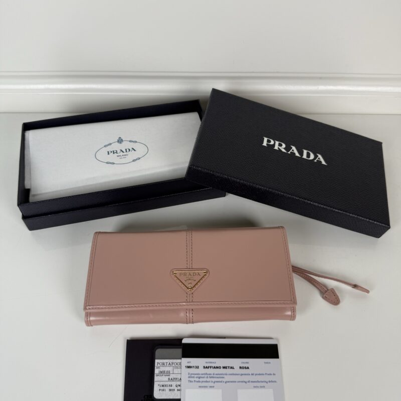 PRADA P家➡️女士翻盖皮夹，型号1MH132，粉色，进口油腊牛皮