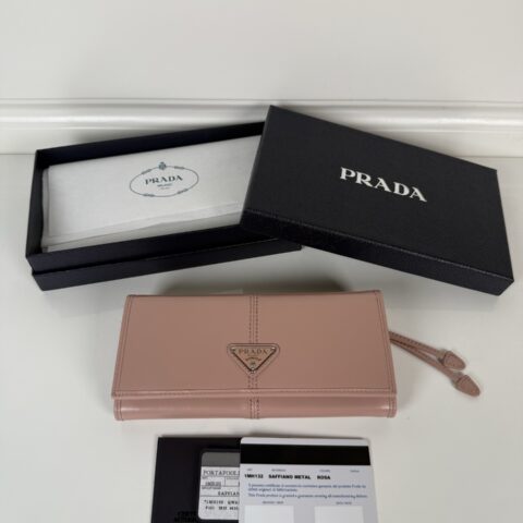 PRADA P家➡️女士翻盖皮夹，型号1MH132，粉色，进口油腊牛皮
