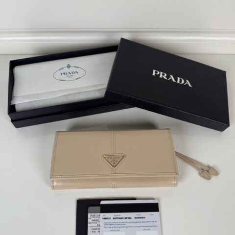 PRADA P家➡️女士翻盖皮夹，型号1MH132，裸杏色，进口油腊牛皮