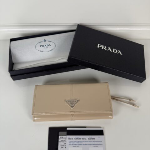 PRADA P家➡️女士翻盖皮夹，型号1MH132，裸杏色，进口油腊牛皮