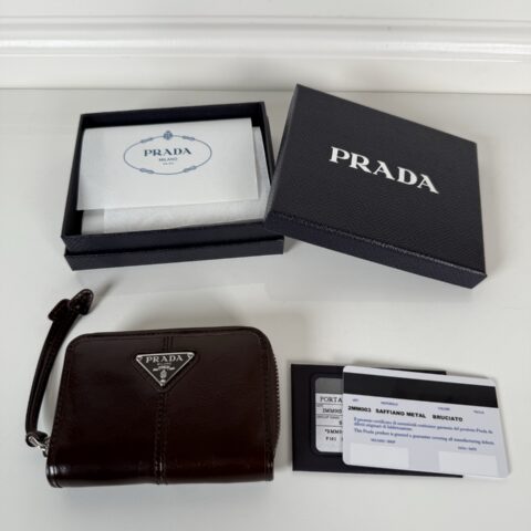 PRADA P家➡️咖色油腊皮男女通用卡夹，型号2MM003