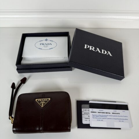 PRADA P家➡️咖色油腊皮男女通用卡夹，型号2MM003