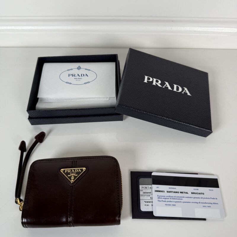 PRADA P家➡️咖色油腊皮男女通用卡夹，型号2MM003