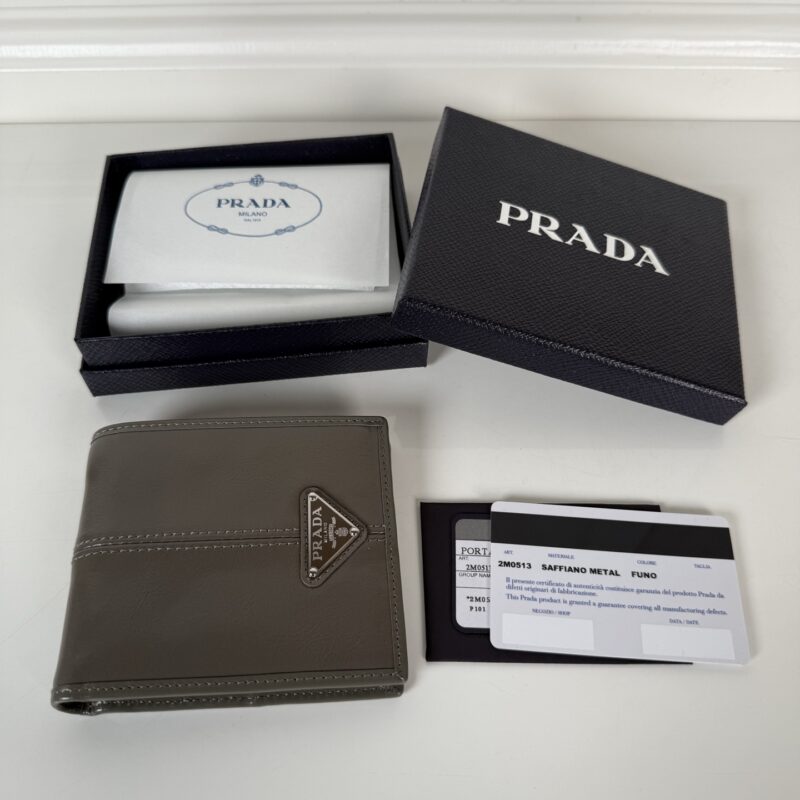 PRADA P家➡️男士短款钱包，（灰色油腊皮）型号2M0513