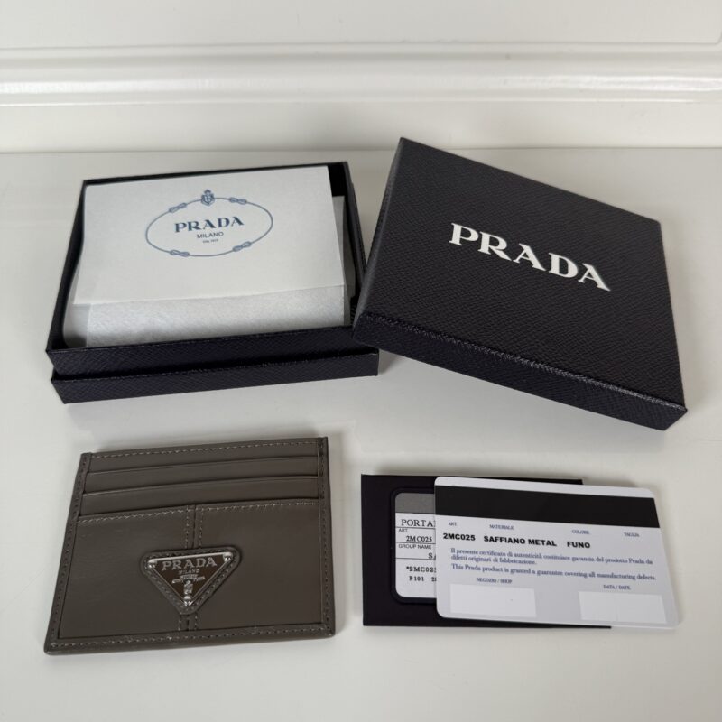 PRADA P家➡️ 男女通用小卡包，灰色 油腊皮三角标，型号1MC025