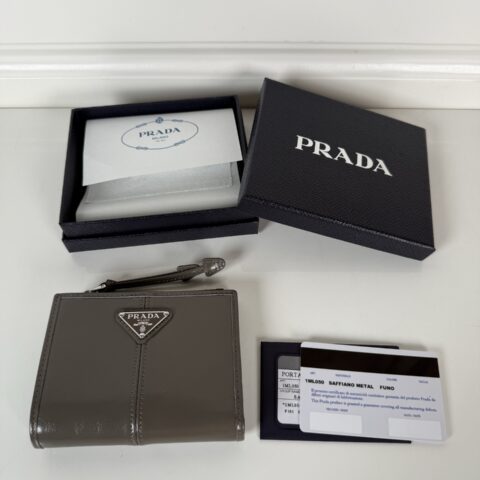 PRADA P家➡️男女通用短款钱包，型号1ML050,灰色油腊皮牛皮