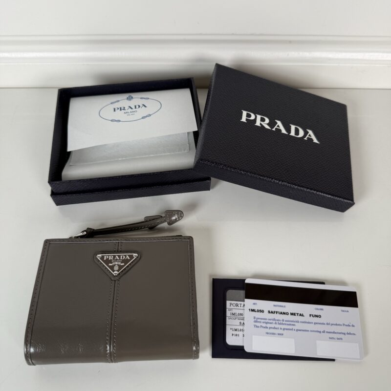 PRADA P家➡️男女通用短款钱包，型号1ML050,灰色油腊皮牛皮