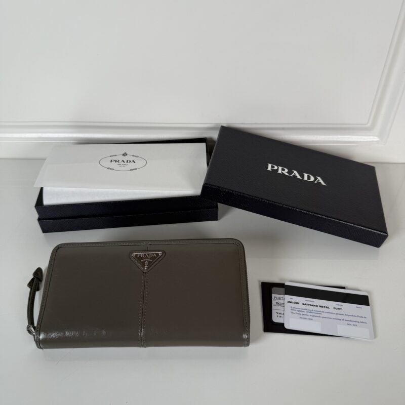 PRADA P家➡️男士/女士拉链包黑色油腊皮，三角银色五金标，元单品质，型号2ML059