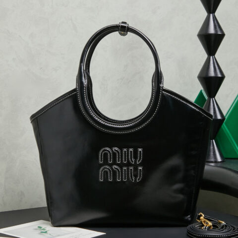 MIUMIU Miu家新款伊势丹限定托特包 5BG288 油蜡马油黑色