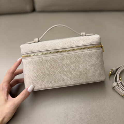 Loro Piana 二代Extra Pocket L19手拿包 型号:FAN6658 丝绒荔枝 浅杏色/金扣