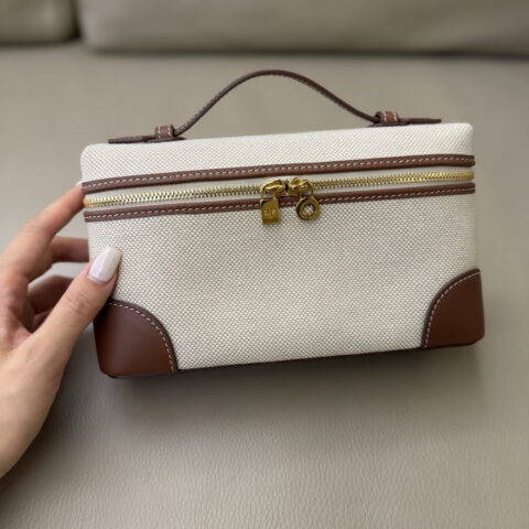 Loro Piana 二代Extra Pocket L19手拿包 型号:FAO8505 亚麻帆布/焦糖色/金扣