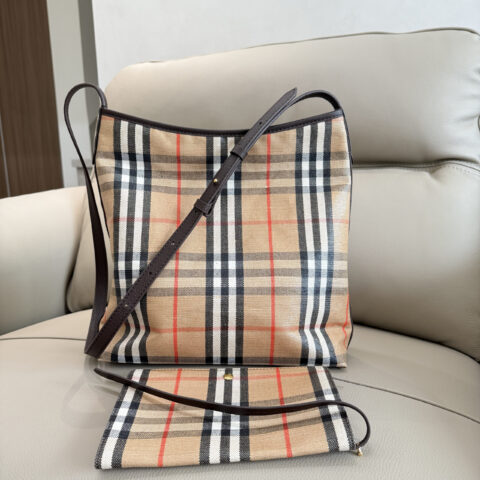 Burberry B家最新托特包 型号2261