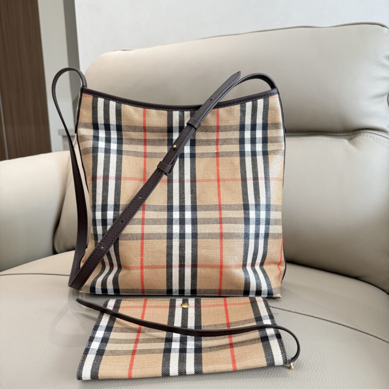 Burberry B家最新托特包 型号2261