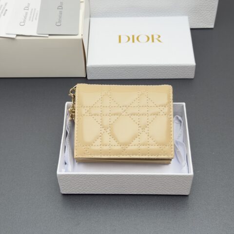 DIOR 迷你Lady Gardenia钱包系列 型号:S0178 奶茶杏漆皮牛皮腾格纹