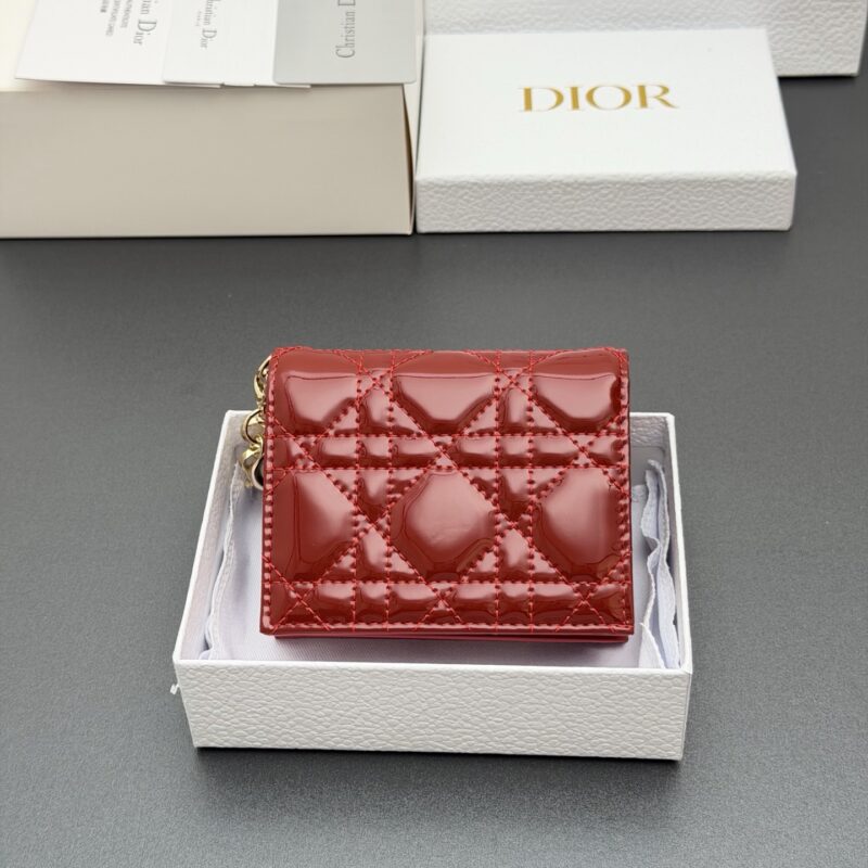 DIOR 迷你Lady Gardenia钱包系列 型号:S0178 石榴红漆皮牛皮腾格纹