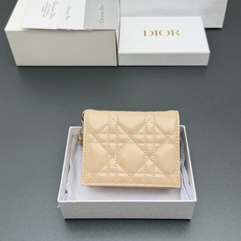 DIOR 迷你Lady Gardenia钱包系列 型号:S0178 豆沙粉漆皮牛皮腾格纹