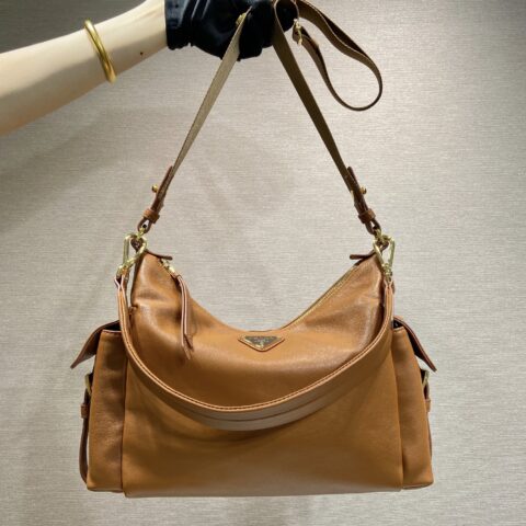 PRADA 新品羊皮🎉1BC264探索包