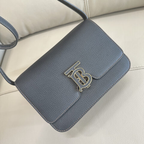 Burberry B家最新版型立挺的「TB 专属标识锁扣包」 型号3311 黑色