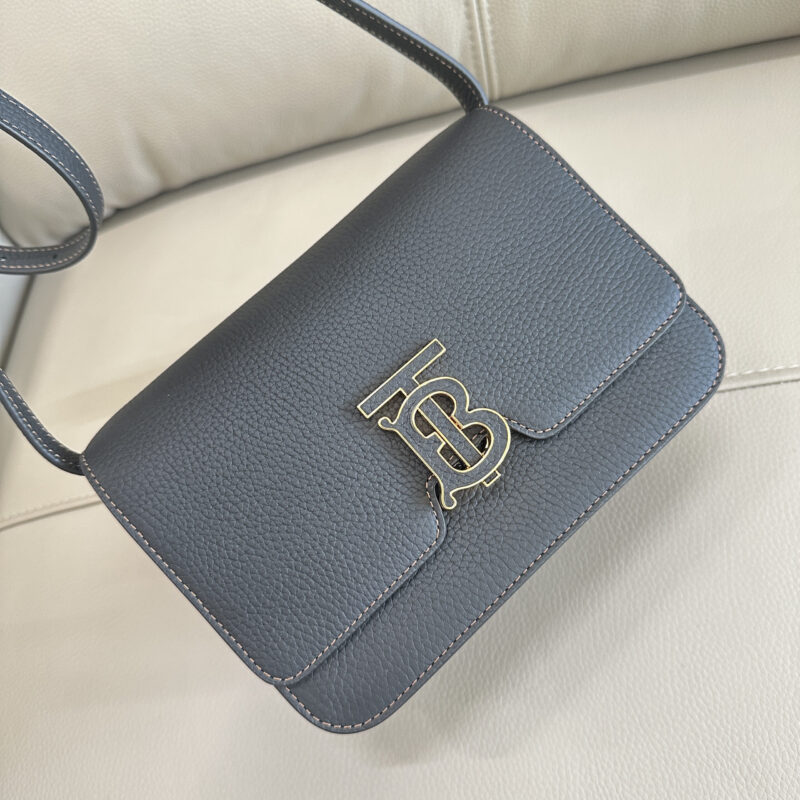 Burberry B家最新版型立挺的「TB 专属标识锁扣包」 型号3311 黑色