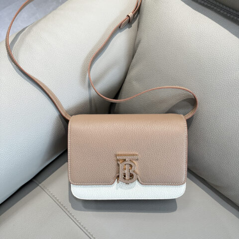Burberry B家最新版型立挺的「TB 专属标识锁扣包」 型号3311