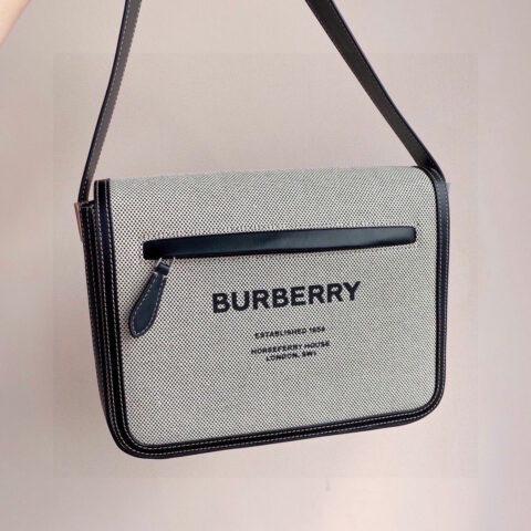 Burberry B家最新款信使包 型号0361