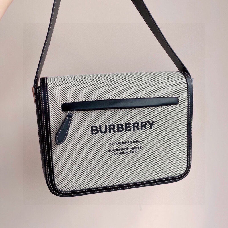 Burberry B家最新款信使包 型号0361