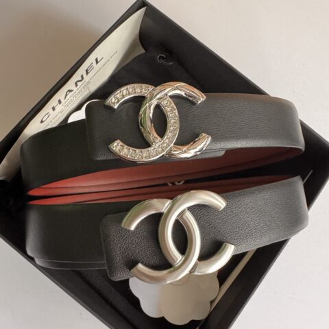 CHANEL 双面小牛皮腰带双面可用，拥有经典双C挂扣设计