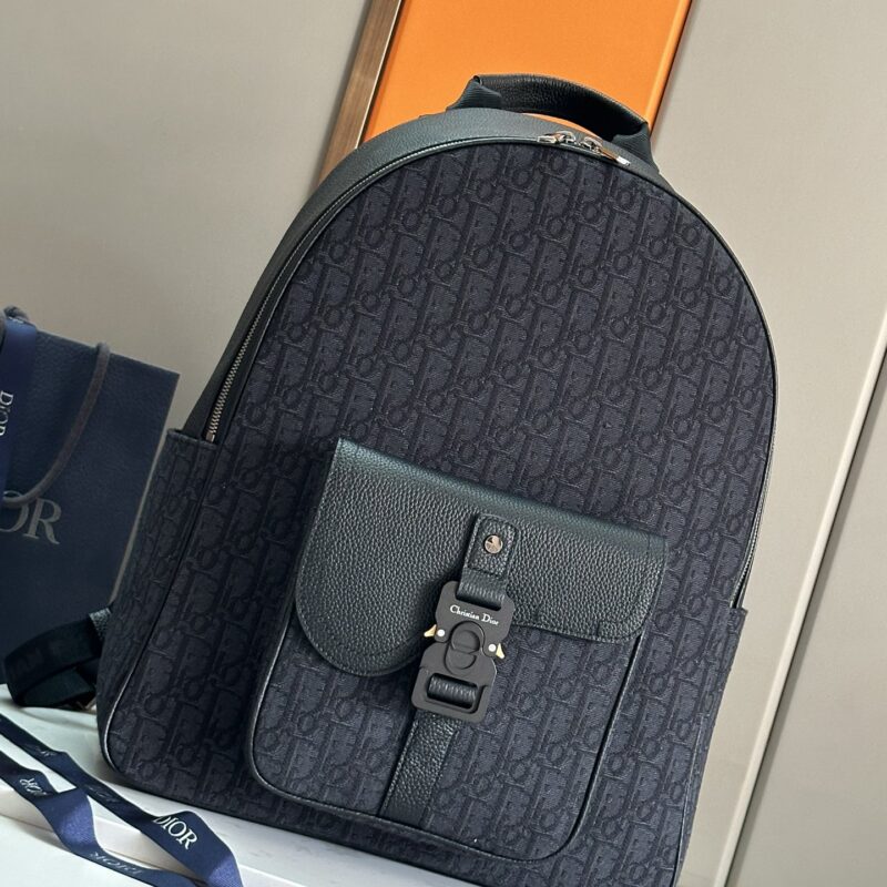 Dior迪奥马鞍拉链双肩背包是二零二六冬季男装系列新品型号:93399