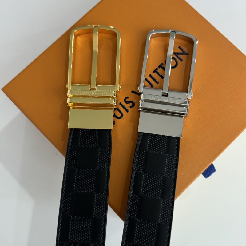 LV 原厂皮料压标志性的Lv图案，双桥针扣扣头镀钯金工艺