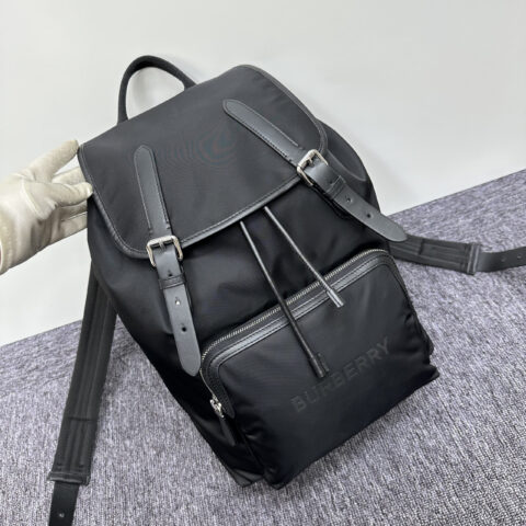 Burberry B家新款尼龙双肩包 型号8041