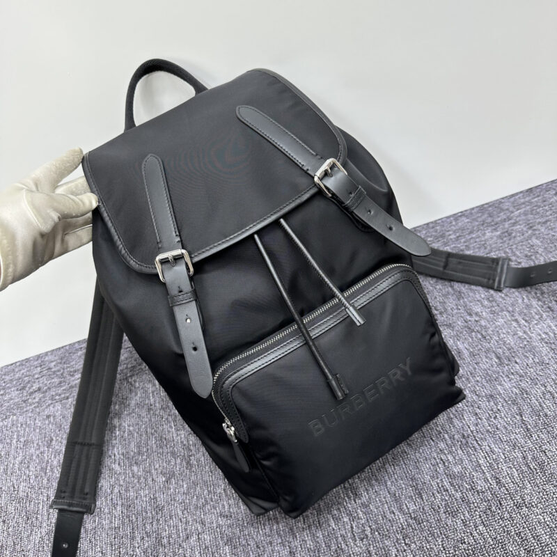 Burberry B家新款尼龙双肩包 型号8041