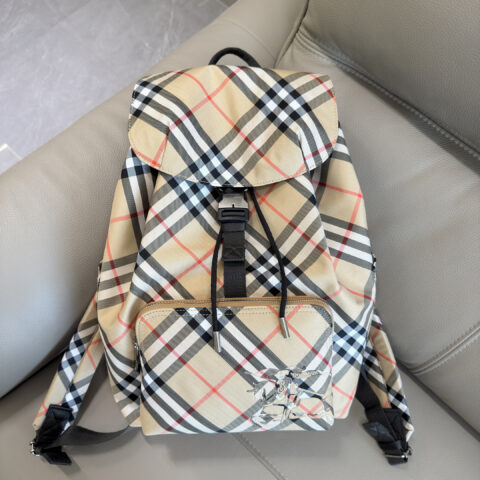 Burberry B家最新格纹双肩包 型号4831