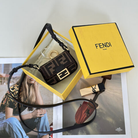 FENDI 全新NANO  BAGUETTE 超级迷你小包包 款号：0136K