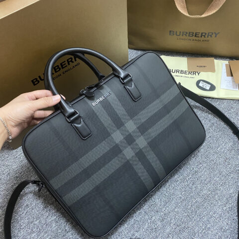 Burberry B家最新款公文包 型号6751