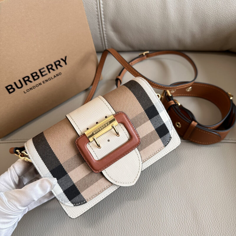 Burberry B家The Buckle 搭扣包 型号4601