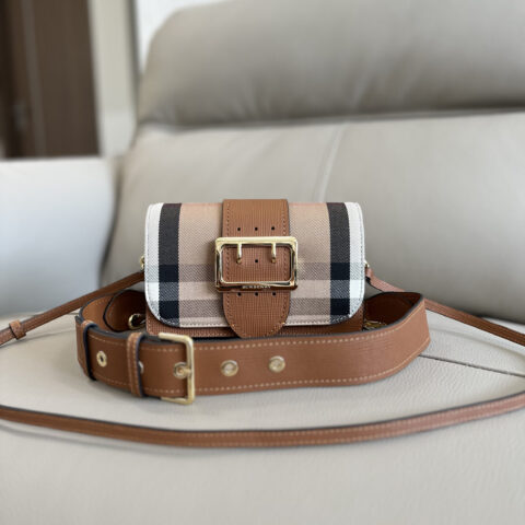 Burberry B家The Buckle 搭扣包 型号4601