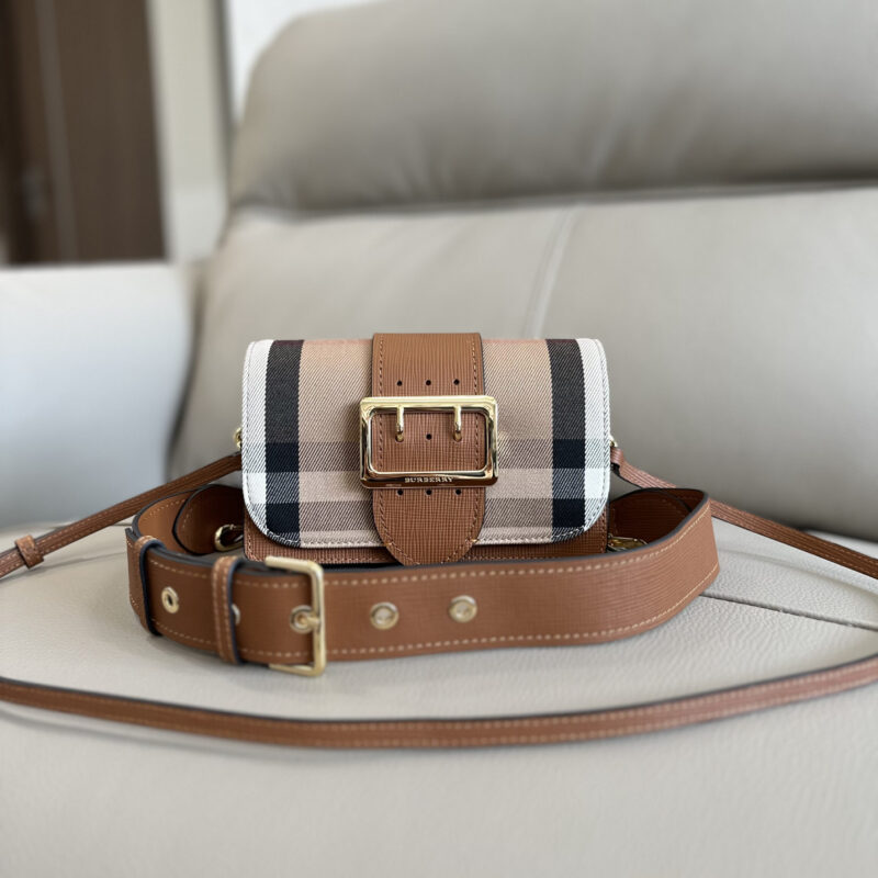 Burberry B家The Buckle 搭扣包 型号4601