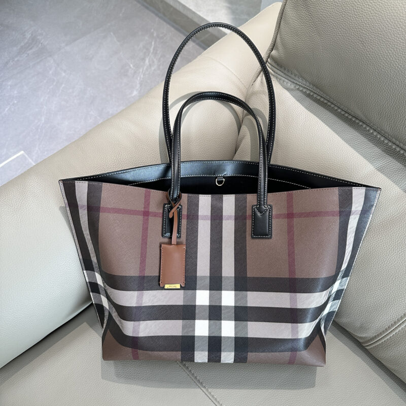 Burberry BUR主推桦木棕格纹托特包 型号5031