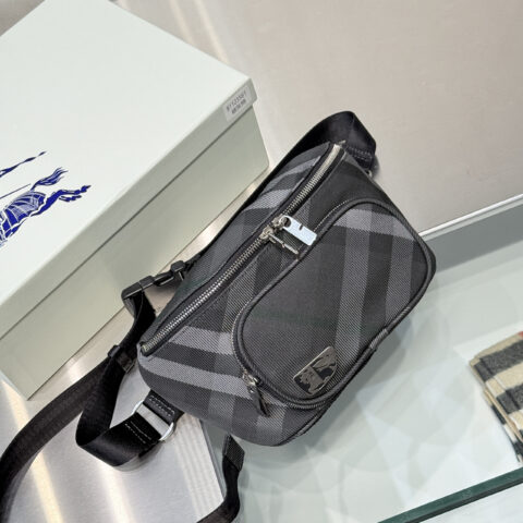 Burberry B家最新格纹腰包 型号3561