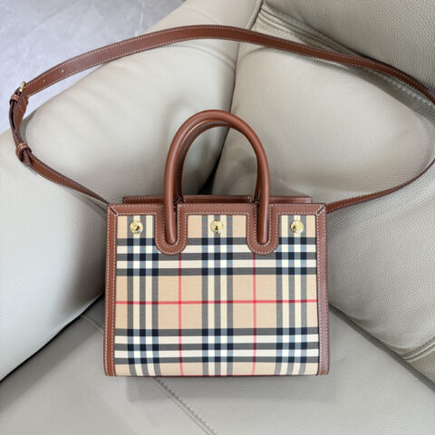 Burberry B家版型精致的「Title - 泰勒尔手袋」型号2671
